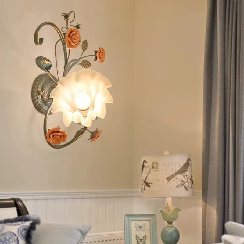 Applique murale en verre pour chambre à coucher avec fleur en céramique