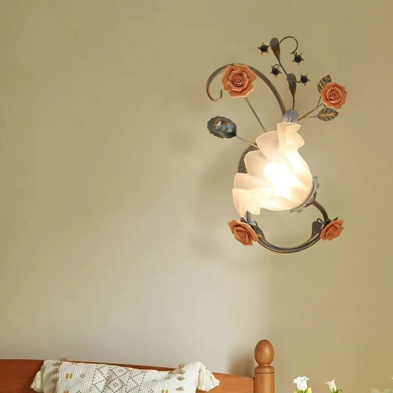 Applique murale en verre pour chambre à coucher avec fleur en céramique