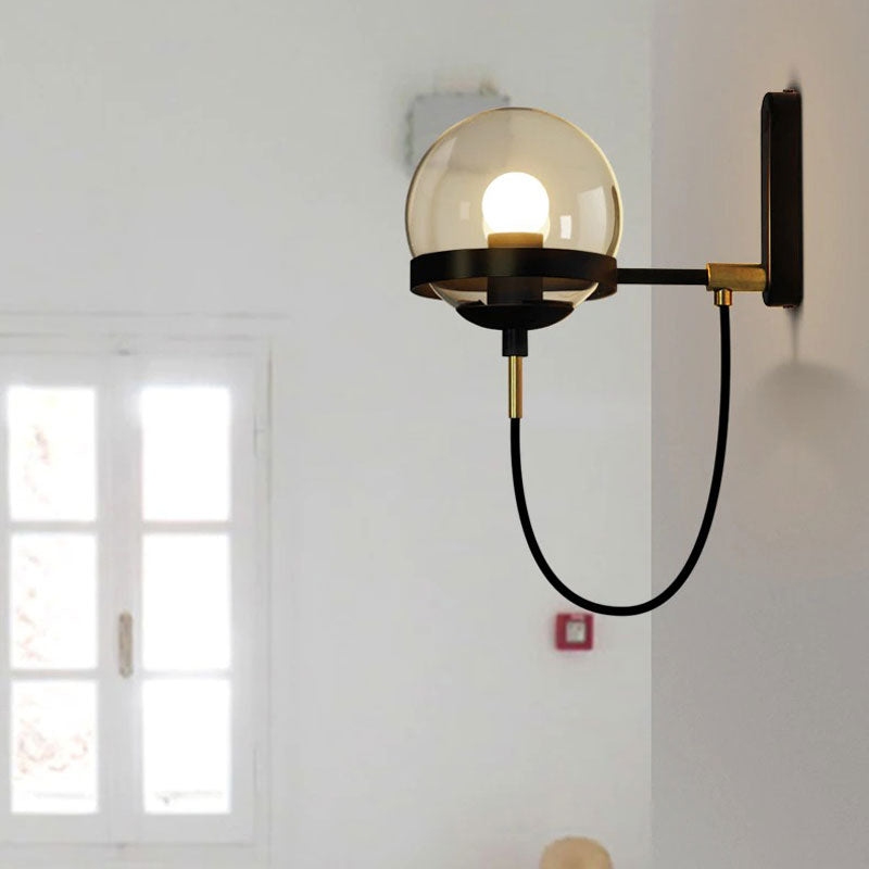 Applique murale design en forme de boule en verre posée Maison et jardin Mon Applique